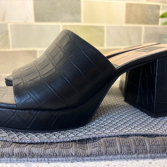 Dolce vita, black , embossed Stella sandal. Size 9.5. Never worn. - Picture 4 of 5